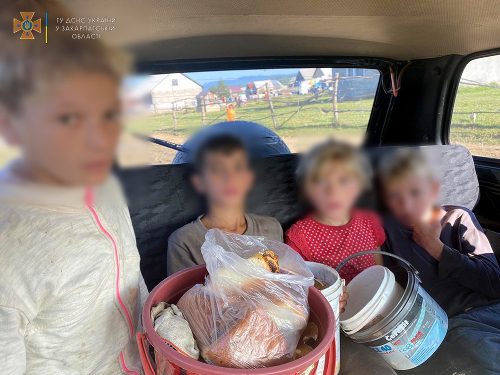 Чотирьох заблукалих у горах дітей з Перечинщини знайшов мукачівський рятувальник (ФОТО)