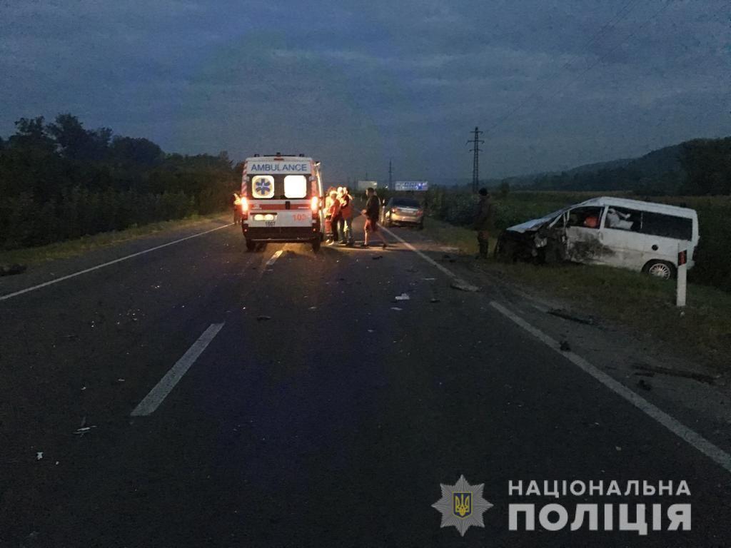 Нові подробиці та фото з місця ранкової смертельної аварії на Хустщині (ФОТО)