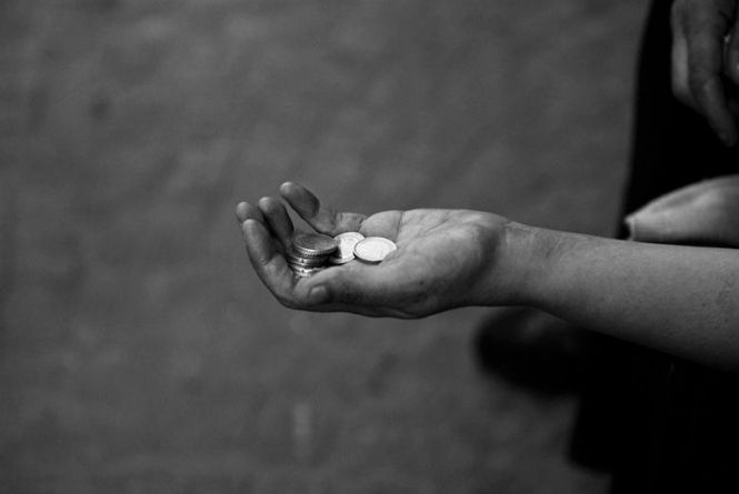 Цинічний злочин: у Тернополі засуджено жінку, яка разом зі спільником змушувала двох закарпатців з інвалідністю жебракувати