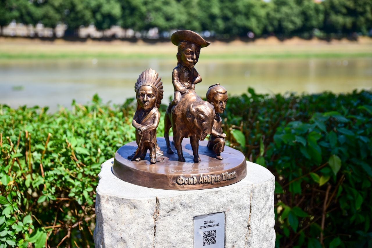 Нова родзинка міста: в Ужгороді презентували незвичну мініскульптурку (ФОТО)