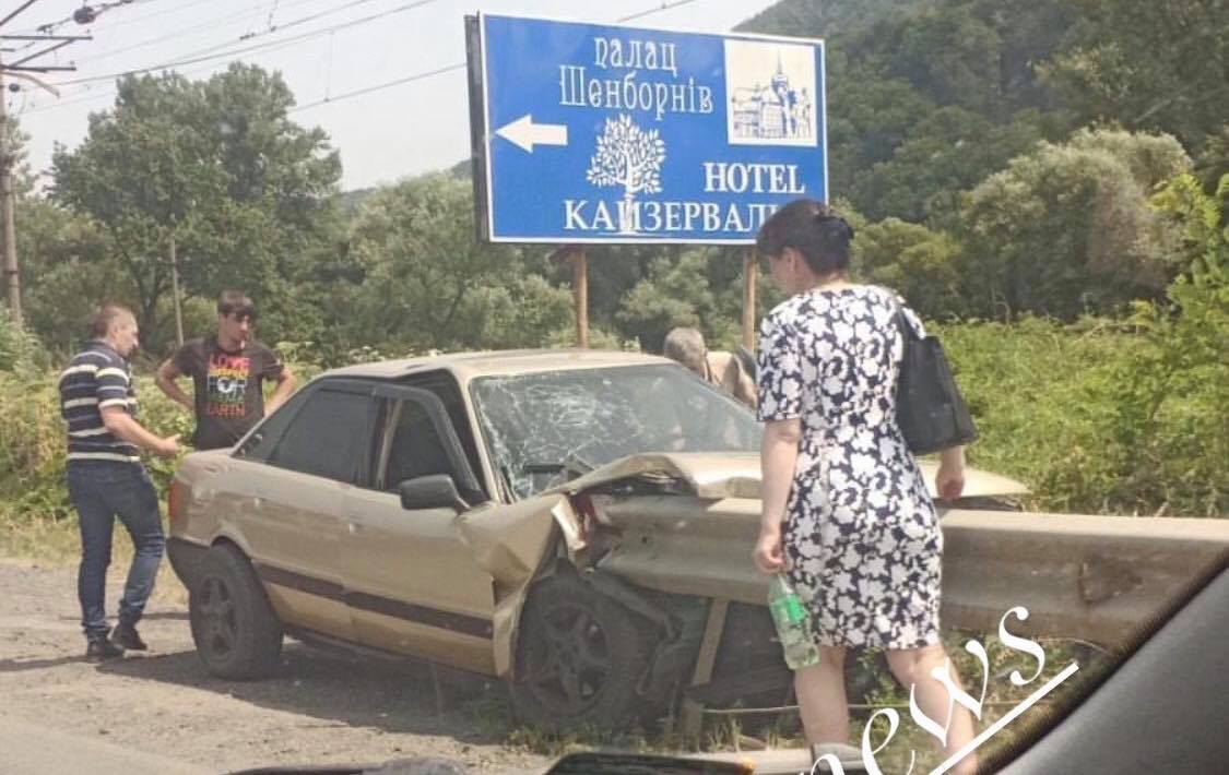 В Карпатах на трасі Київ-Чоп легковик влетів в обмежувач (ФОТО)