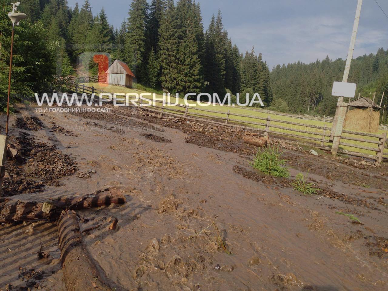 Міжгірщина потерпає від потужних злив: на Хустщині маленький потічок перетворився в руйнівну силу (ФОТО, ВІДЕО)