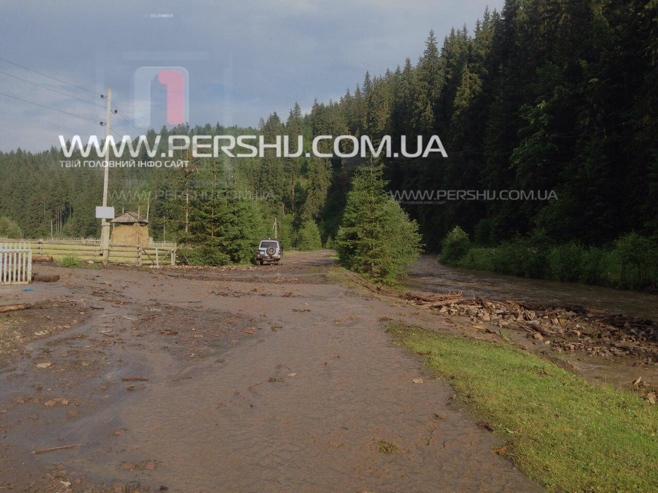 Міжгірщина потерпає від потужних злив: на Хустщині маленький потічок перетворився в руйнівну силу (ФОТО, ВІДЕО)