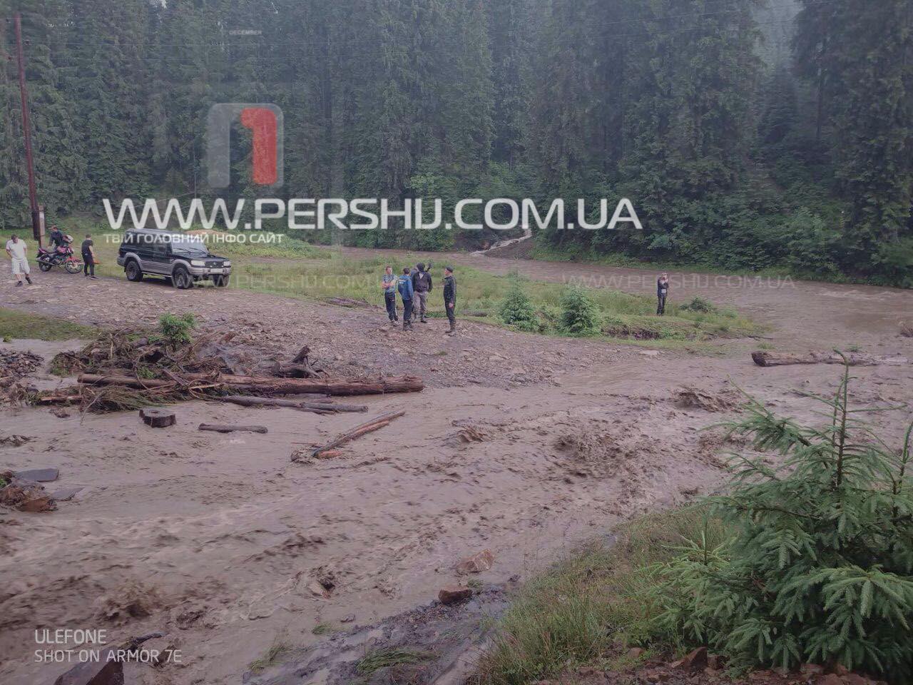 Міжгірщина потерпає від потужних злив: на Хустщині маленький потічок перетворився в руйнівну силу (ФОТО, ВІДЕО)