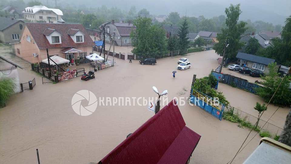 На Рахівщині від паводка потерпає ще один населений пункт: підтоплені дороги та понад два десятки дворогосподарств (ФОТО)