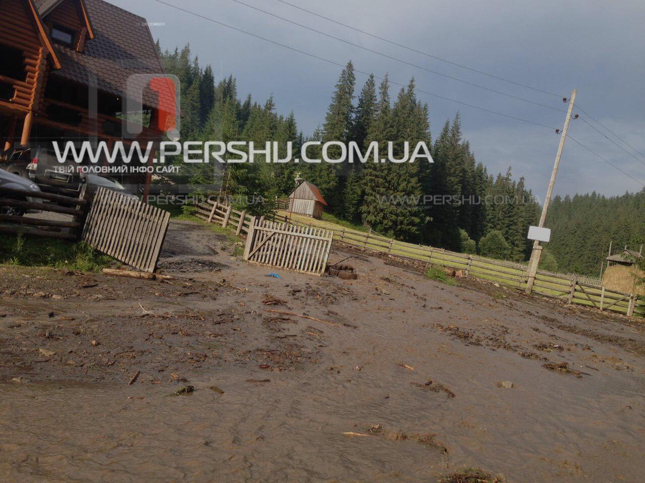 Міжгірщина потерпає від потужних злив: на Хустщині маленький потічок перетворився в руйнівну силу (ФОТО, ВІДЕО)