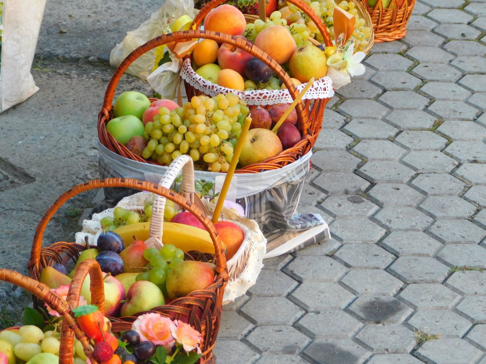 «Літні пасочки»: у Мукачівському соборі Почаївської ікони Пресвятої Богородиці на Преображення освятили перші плоди (ФОТО)