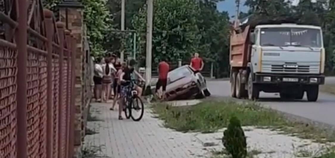 Не впорався з керуванням: на Хустщині легковик злетів у кювет (ФОТО)