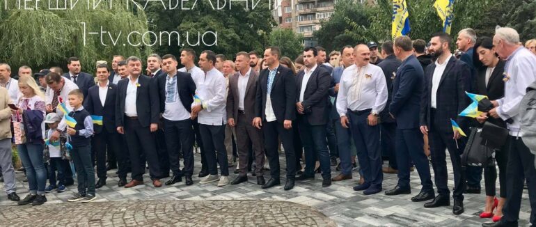 В Ужгороді на найвищий флагшток області урочисто підняли Державний прапор України (ФОТО)