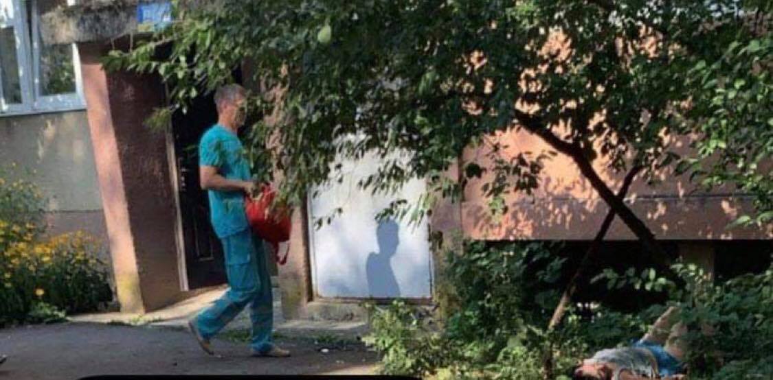 У Мукачеві жінка випала з балкона багатоповерхівки (ФОТО)