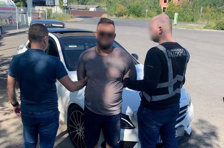 Перебував у міжнародному розшуку: на Закарпатті поліцейські затримали наркоторговця з Румунії (ФОТО)