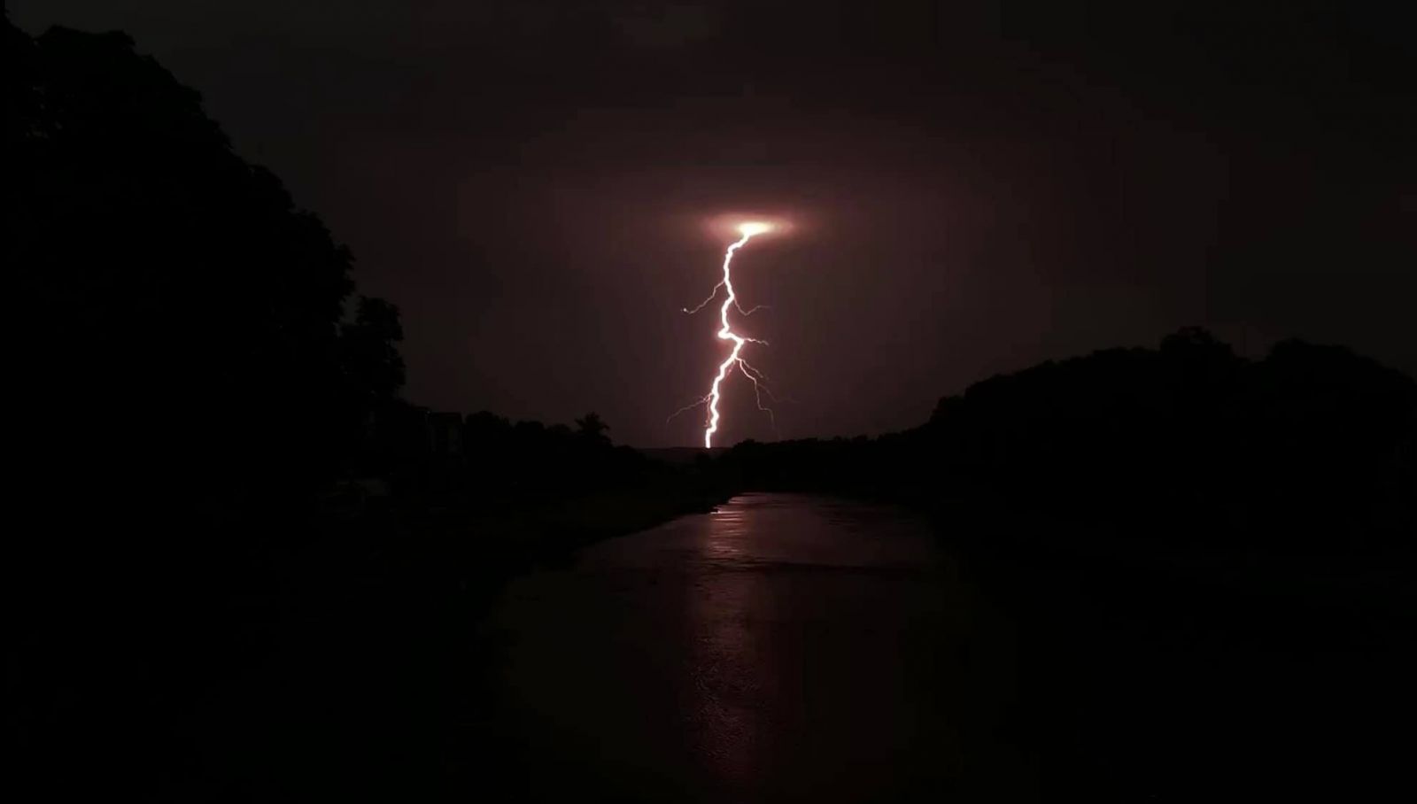 Блискавки над Ужгородом: у мережі показали вражаючі світлини вчорашньої негоди (ФОТО)