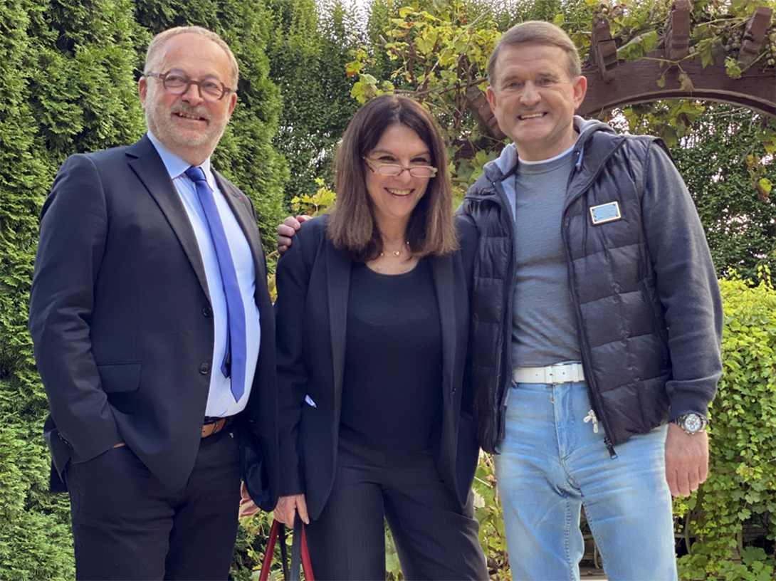 Французькі сенатори зустрілися з Віктором Медведчуком, який перебуває під домашнім арештом (ФОТО)