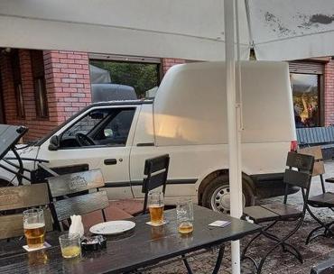 В Ужгороді автівка влетіла на швидкості у терасу піцерії (ВІДЕО)