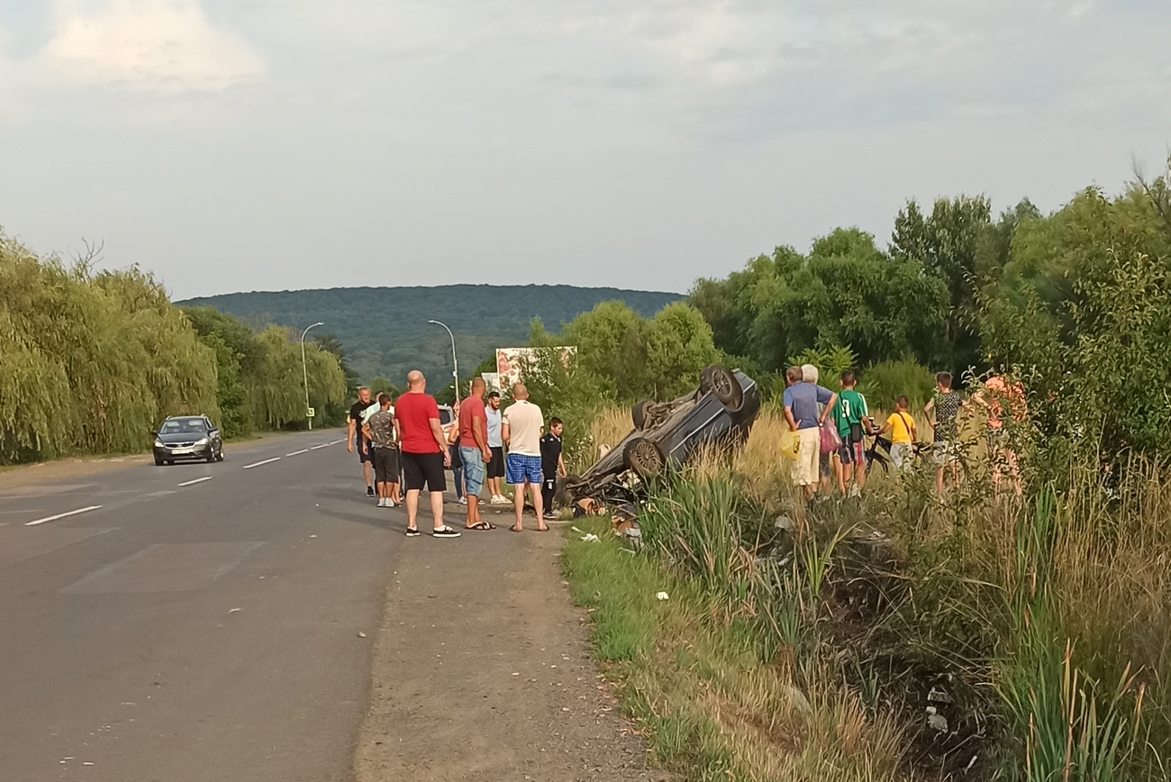 ДТП на ужгородській об’їзній: автівка перекинулася в кювет (ФОТО)