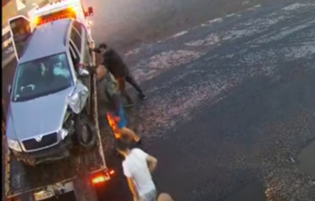 Момент потрапив на камеру: у Виноградові автівка на швидкості влетіла в огорожу (ВІДЕО)