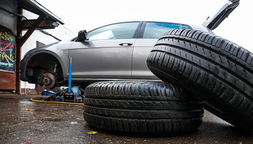 Міняв колесо в авто: у Польщі на СТО трагічно  загинув заробітчанин з України