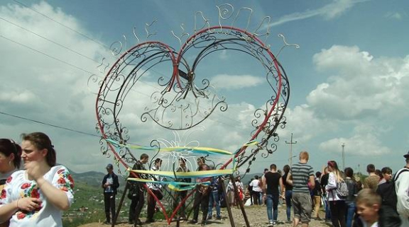 У Ясіня з'явилося величезне коване серце