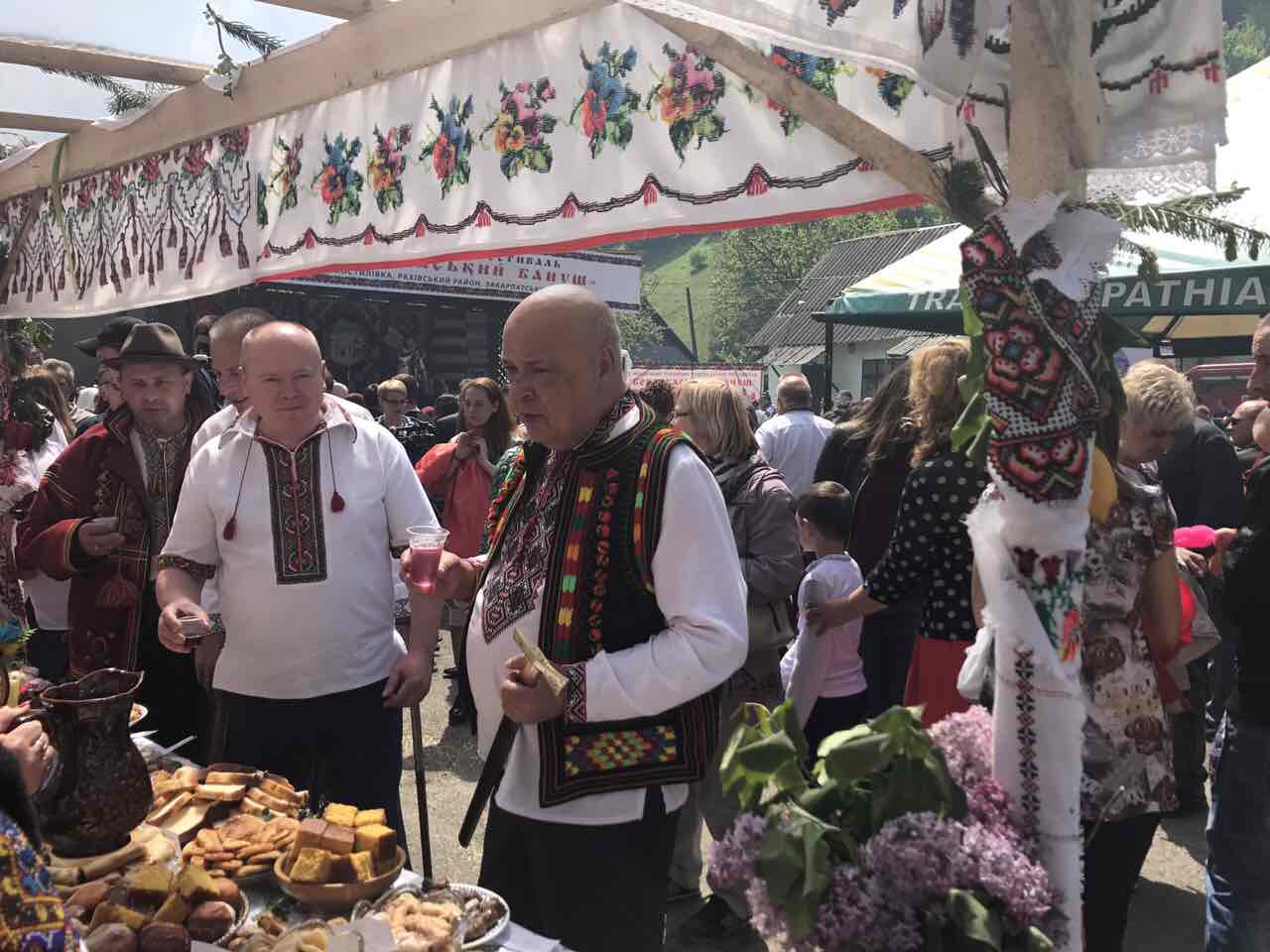 В гуцульському вбранні, клебані і з топірцем