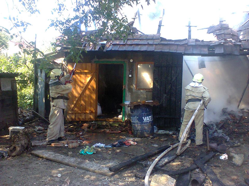 У смт Великий Березний на Закарпатті горіла надвірна споруда