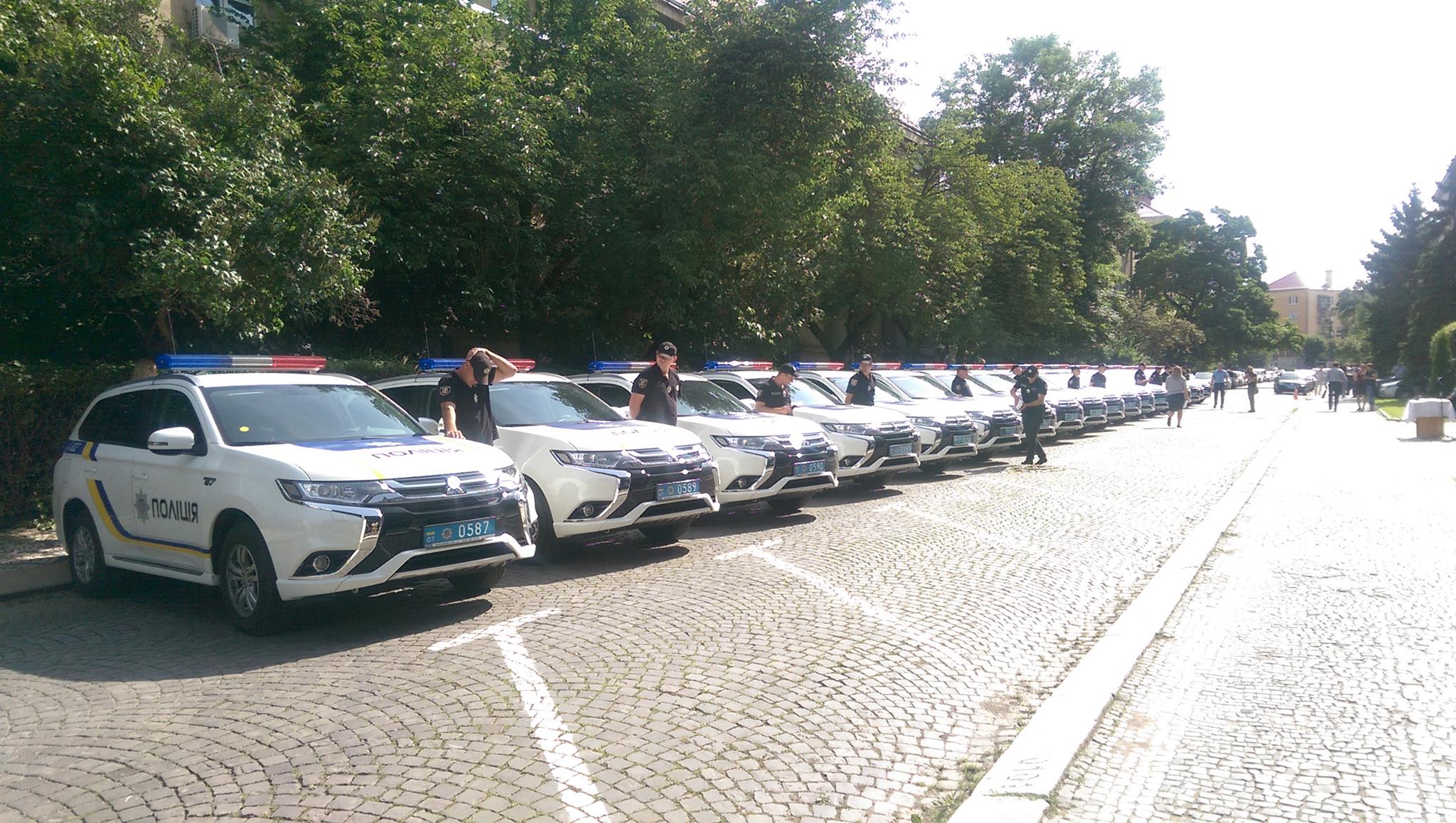 В Ужгороді поліціанти отримали 18 нових автомобілів-гібридів