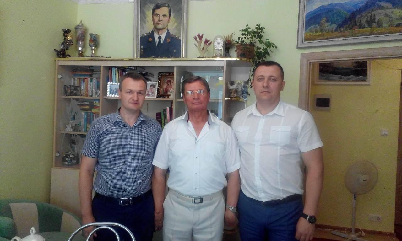 Керівництво поліції Закарпаття привітало з ювілеєм ветерана