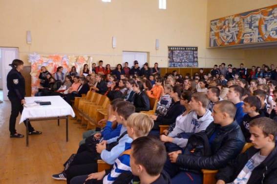 У Мукачеві поліцейські зустрілись з учнями центру професійно-технічної освіти