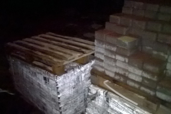 У селищі Ясіня чоловік викрав бруківку