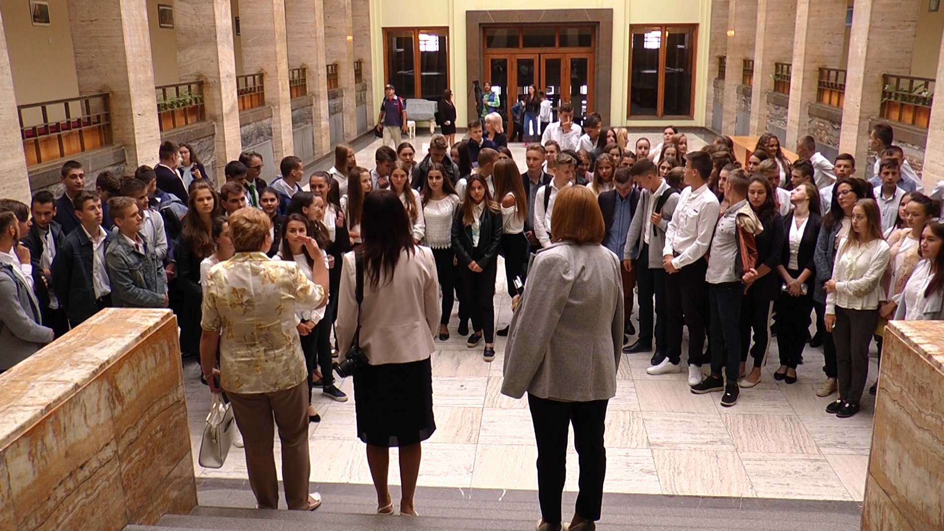 В Ужгороді школярам випускних класів ліцею розповіли як проходять будні закарпатських депутатів (ВІДЕО)