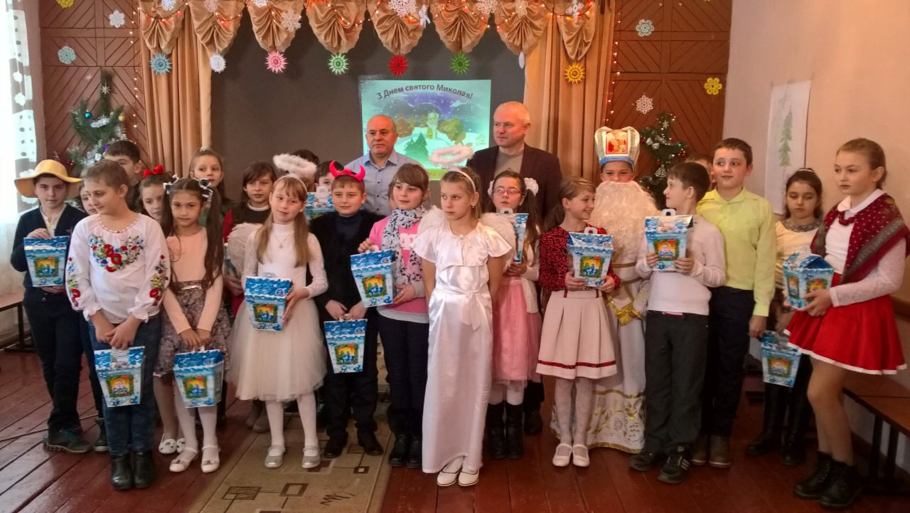 Діти Воловеччини отримали подарунки від подружжя Медведчуків (ФОТО)