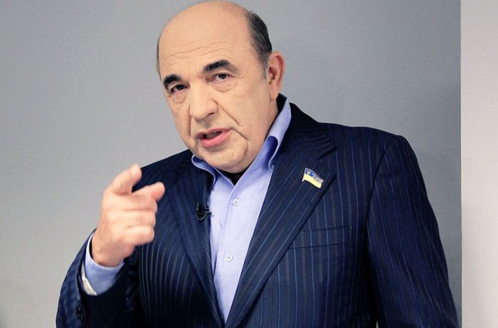 Хамелеони при владі обкрадали країну, прикриваючись вишиванкою чи георгіївською стрічкою