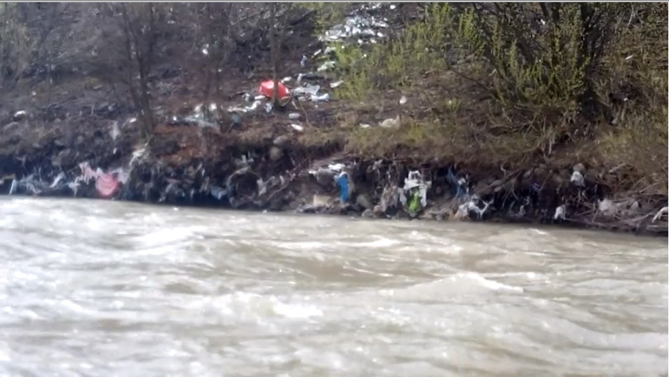 В мережі показали сміттєво-адреналіновий рафтінг по Тисі (ВІДЕО)