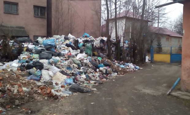 Через сміття мешканці туристичного селища Ясіня влаштували акцію протесту (ПРЯМА ТРАНСЛЯЦІЯ)