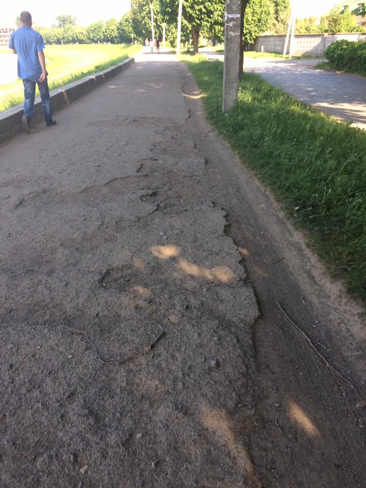 Мешканці мікрорайону Черьомушки м. Мукачева звернулись до Управління міського господарства (ФОТО)