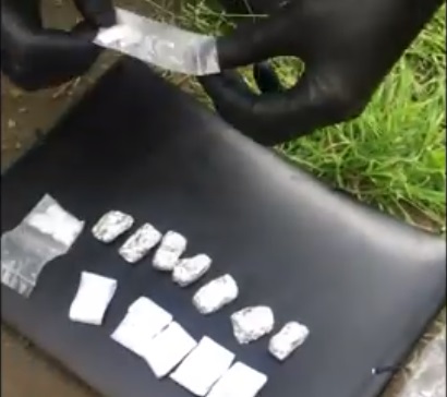 В Мукачеві патрульні затримали неповнолітнього з наркотиками (відео)