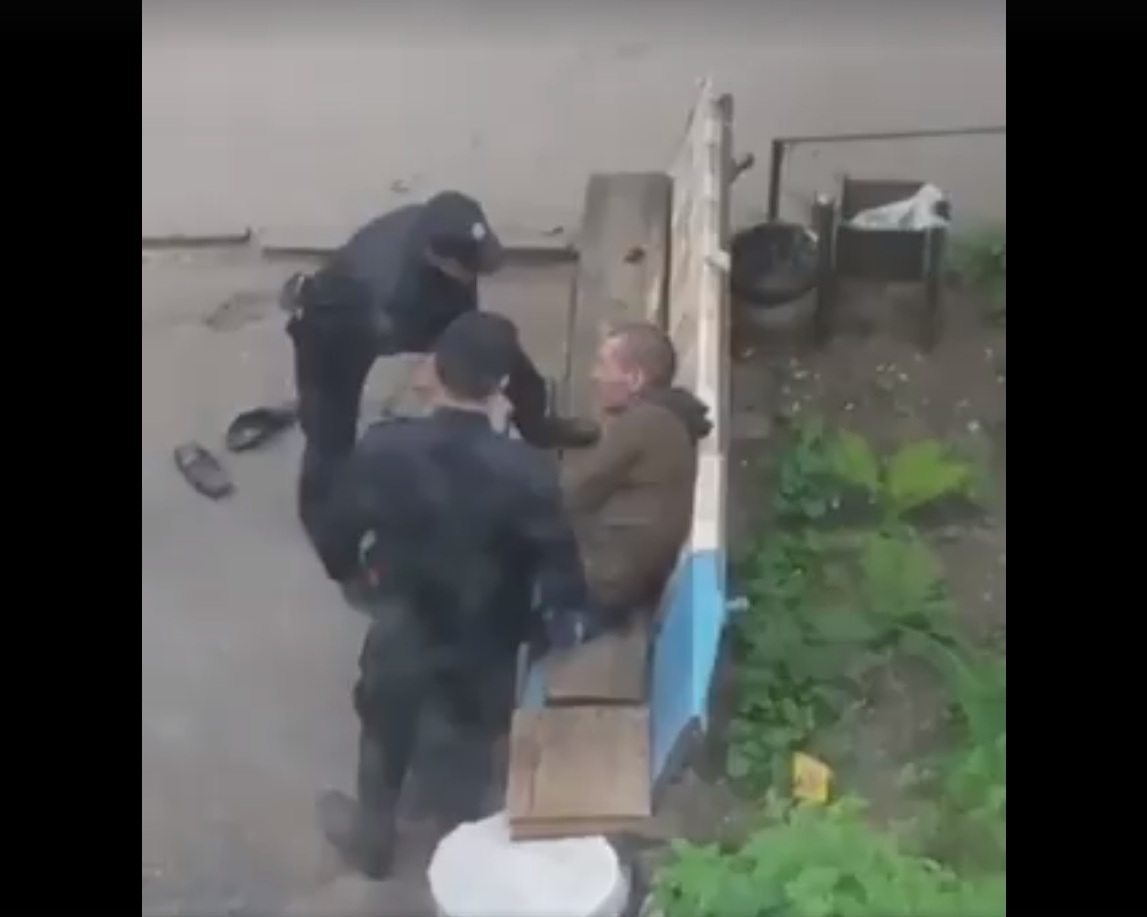 Знущання поліцейських над людиною зняли на мобільний телефон (ВІДЕО)