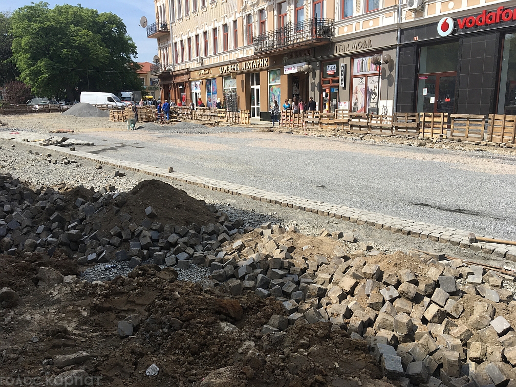 Ужгородців запевнили, що Площа Петефі буде готова до 1 жовтня