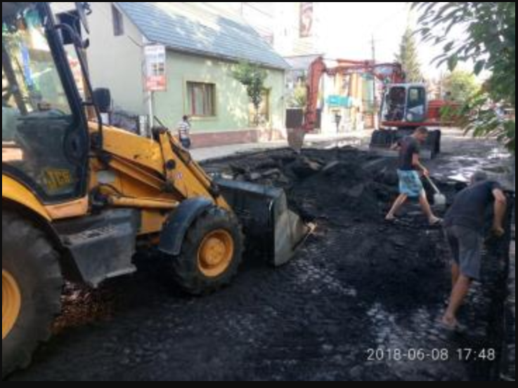 У Іршаві знов здирають асфальт (ФОТО)