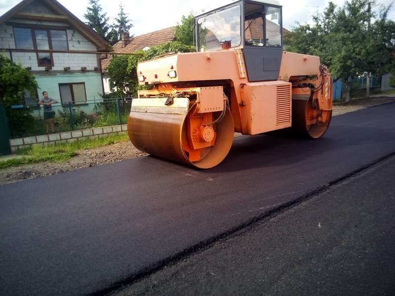 У Чинадієві на Мукачівщині відремонтували центральну дорогу (ФОТО)