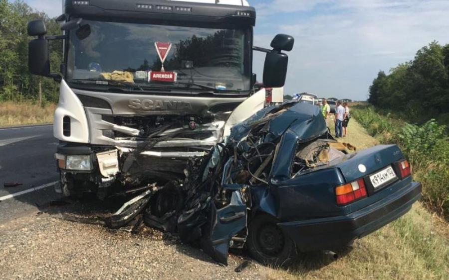 Вантажівка розчавила легковик у страшній ДТП: є постраждалі