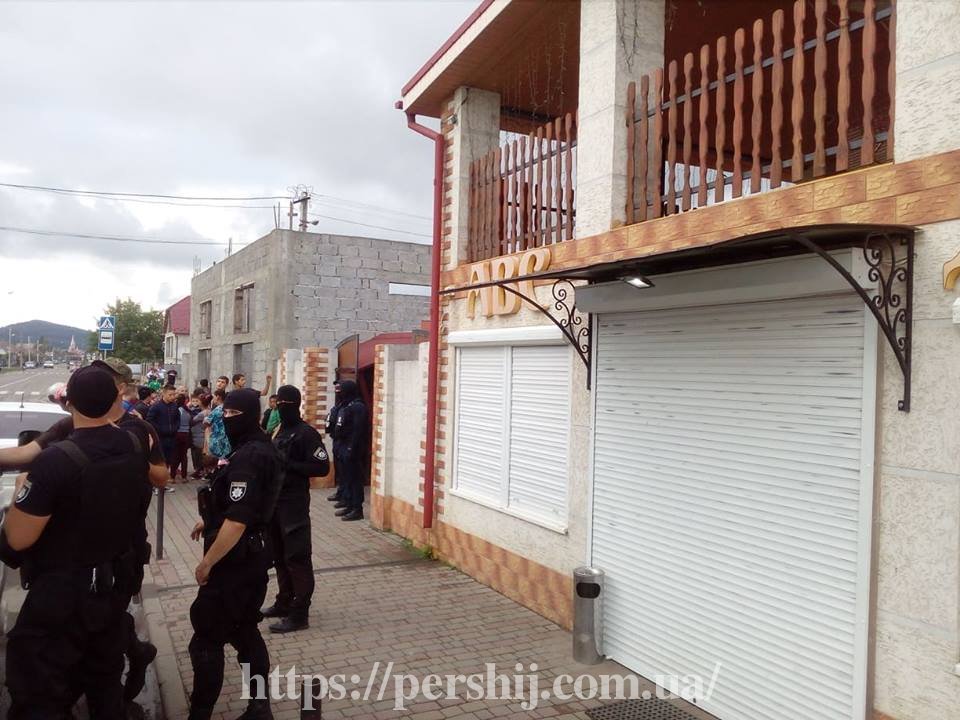 У ромському таборі Мукачева - спецпризначенці (ФОТО, ВІДЕО)