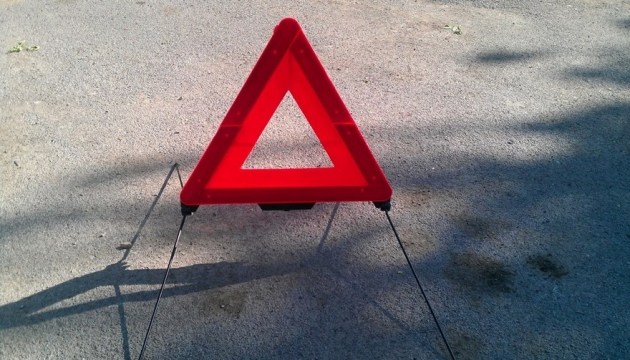 На Львівщині з'їхав із мосту й перекинувся автомобіль із іноземцями