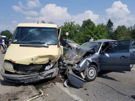 На трасі "Київ - Чоп" не розминулися два легковика та мікроавтобус (ФОТО)