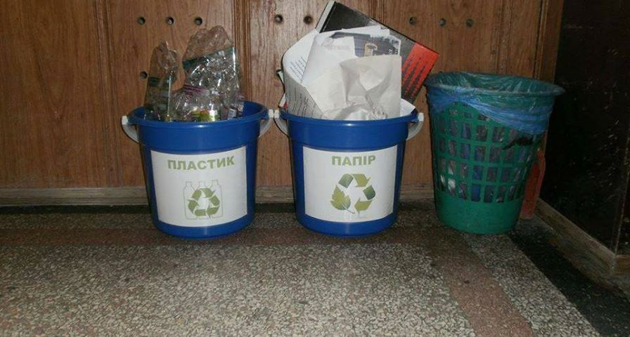 На Рахівщині мешканці Ясіня вирішили створити флешмоб для того, щоб навчитись сортувати сміття (ФОТО)