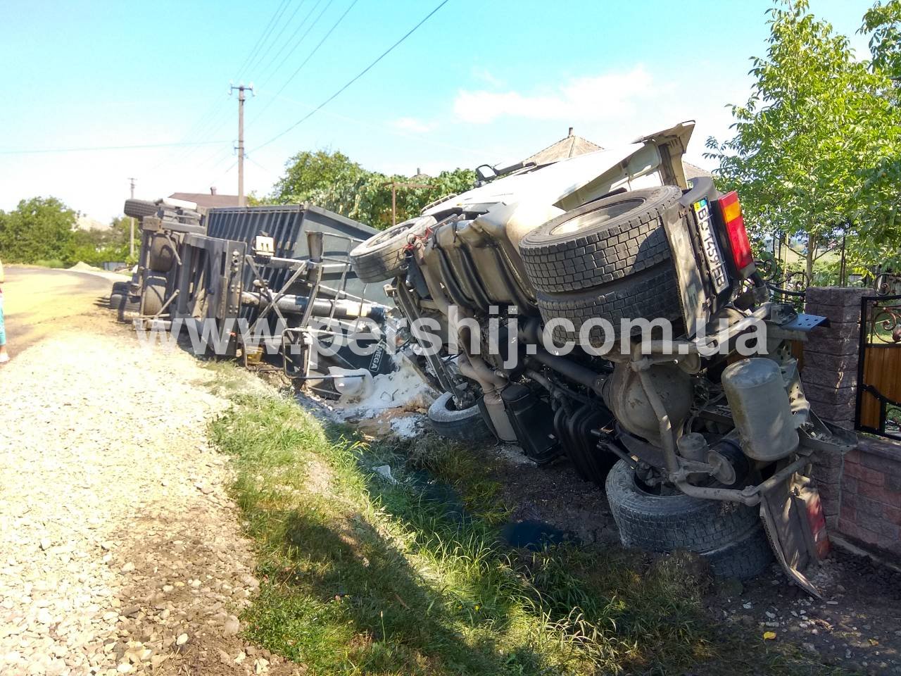 У Широкому перекинулась вантажівка з мукою (ФОТО)