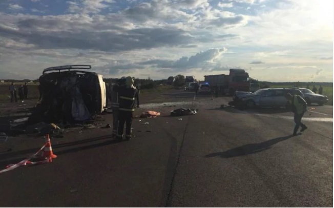 Фура знесла переповнену маршрутку, швидкі забирають пасажирів (ФОТО)