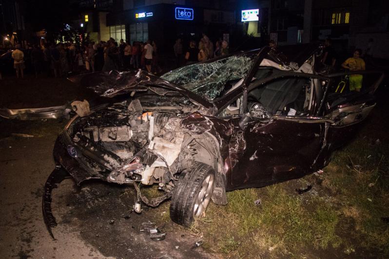 Натовп мало не лінчував: поліція відпустила мажора, який влаштував ДТП (ФОТО+ВІДЕО)