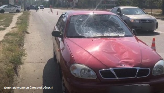 Поліцейський проїхав на червоний сигнал світлофора та збив двох пішоходів (ФОТО)