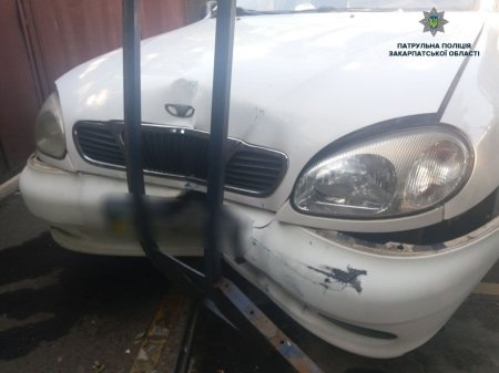 На Закарпатті жінка мабуть забула, що вона на авто (ФОТО)