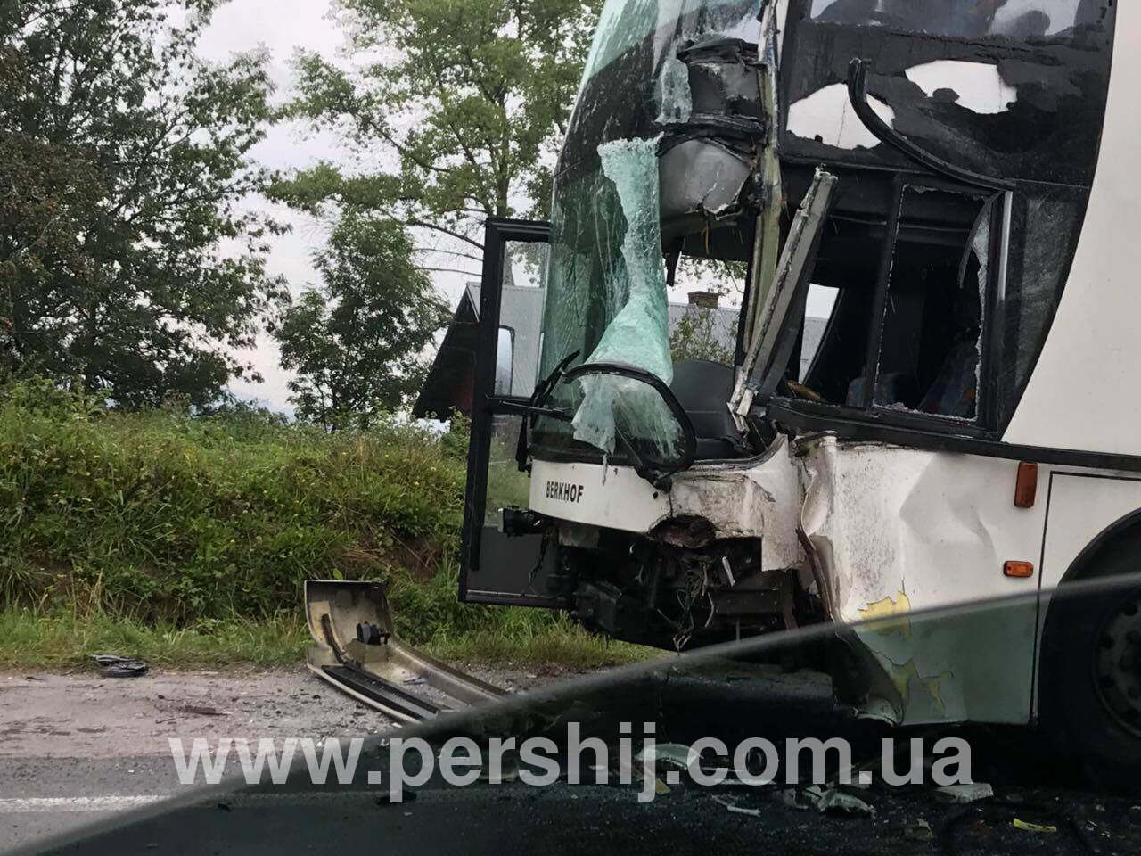 З'явились нові фото моторошної ДТП на трасі "Київ-Чоп"